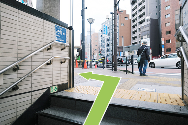 4番出口を出たら左折してください。