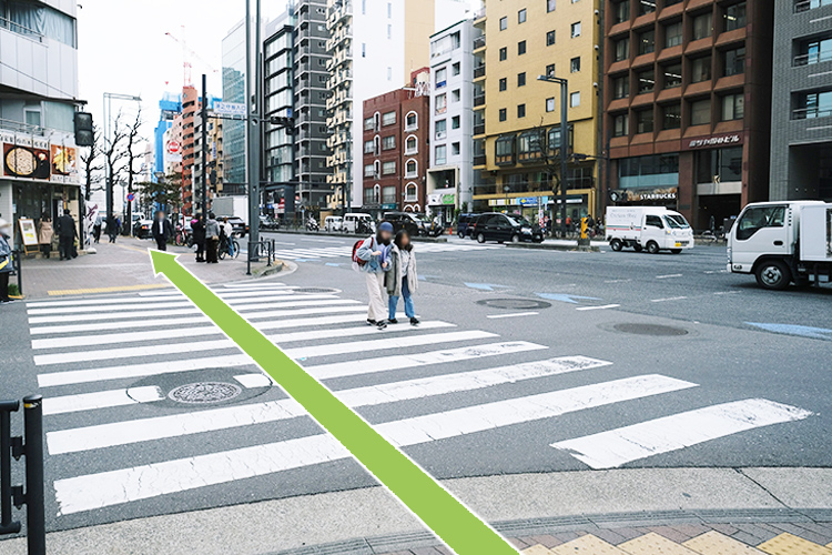 津之守坂入口の横断歩道を渡り直進してください。